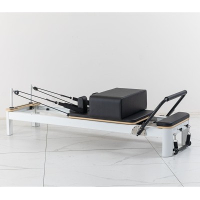 Macchinario Pilates Reformer in alluminio con cuscinetti imbottiti neri e struttura bianca
