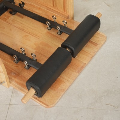 Dettaglio del sistema a molle regolabili e dei pedali imbottiti della sedia Pilates Cuore